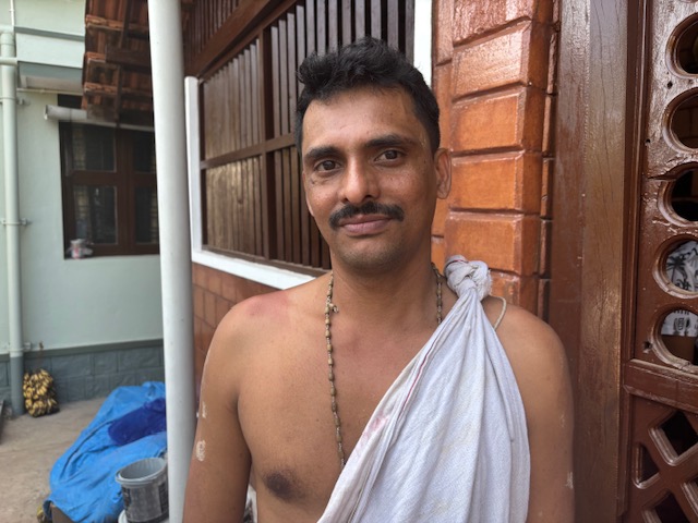 ವೇದವರ್ಧನ ತೀರ್ಥರಿಗೆ ಪೂಜೆಗೆ ಸಹಾಯ ಮಾಡುವ ಲಕ್ಷ್ಮೀಶ