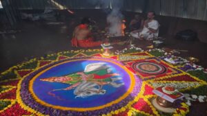 ಬಿಳಿ ಕುದುರೆಯ ಮೇಲೆ ಕುಳಿತಿರುವ ಅಶ್ವಾರೂಢ ಪಾರ್ವತಿ ದೇವಿ ಮಂಡಲ ಮತ್ತು ನಡೆಯುತ್ತಿರುವ ಪವಿತ್ರ ಹೋಮದ ದೃಶ್ಯ.