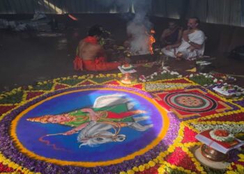 ಬಿಳಿ ಕುದುರೆಯ ಮೇಲೆ ಕುಳಿತಿರುವ ಅಶ್ವಾರೂಢ ಪಾರ್ವತಿ ದೇವಿ ಮಂಡಲ ಮತ್ತು ನಡೆಯುತ್ತಿರುವ ಪವಿತ್ರ ಹೋಮದ ದೃಶ್ಯ.