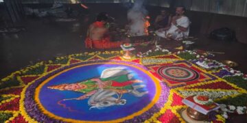 ಬಿಳಿ ಕುದುರೆಯ ಮೇಲೆ ಕುಳಿತಿರುವ ಅಶ್ವಾರೂಢ ಪಾರ್ವತಿ ದೇವಿ ಮಂಡಲ ಮತ್ತು ನಡೆಯುತ್ತಿರುವ ಪವಿತ್ರ ಹೋಮದ ದೃಶ್ಯ.