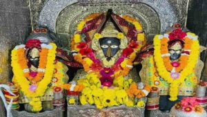 ಹಳದಿ ಹೂವುಗಳು ಮತ್ತು ವಸ್ತ್ರಗಳಿಂದ ಅಲಂಕೃತಗೊಂಡ ಬಗಳಾಮುಖಿ ದೇವಿಯ ವಿಗ್ರಹ, ಕೈಯಲ್ಲಿ ಶತ್ರುವಿನ ನಾಲಿಗೆ ಹಿಡಿದಿರುವ ಸ್ವರೂಪ.