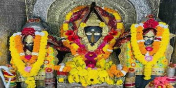 ಹಳದಿ ಹೂವುಗಳು ಮತ್ತು ವಸ್ತ್ರಗಳಿಂದ ಅಲಂಕೃತಗೊಂಡ ಬಗಳಾಮುಖಿ ದೇವಿಯ ವಿಗ್ರಹ, ಕೈಯಲ್ಲಿ ಶತ್ರುವಿನ ನಾಲಿಗೆ ಹಿಡಿದಿರುವ ಸ್ವರೂಪ.