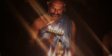 ಅಲಂಕೃತಗೊಂಡ ದೀಪಗಳ ಮುಂದೆ ನಡೆಯುತ್ತಿರುವ ದುರ್ಗಾ ದೀಪ ನಮಸ್ಕಾರ ಪೂಜೆ