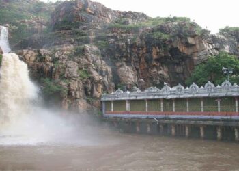 ತಿರುಪತಿಯ ಪವಿತ್ರ ಕಪಿಲ ತೀರ್ಥ ಜಲಪಾತ ಮತ್ತು ಶ್ರೀ ಕಪಿಲೇಶ್ವರ ಸ್ವಾಮಿ ದೇವಾಲಯದ ನೋಟ.