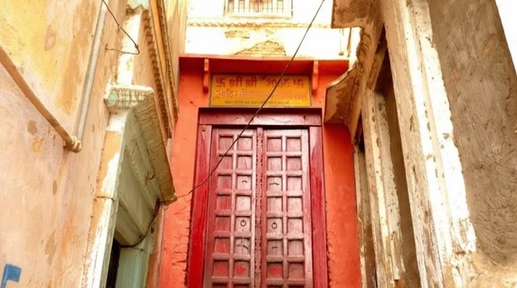 ಕಾಶಿಯ ಪಾತಾಳ ವಾರಾಹಿ ದೇವಿಯ ದರ್ಶನ ರಂಧ್ರಗಳು ಮತ್ತು ದೇವಸ್ಥಾನದ ಪರಿಸರ