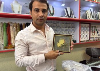 ಪೈರೈಟ್ ಕಲ್ಲಿನ ಪುಡಿ ಮತ್ತು ಏಳು ಕುದುರೆಗಳ ಚಿತ್ರವಿರುವ ವಾಸ್ತು ಫ್ರೇಮ್" (Pyrite Stone Powder and 7 Running Horses Vastu Frame)