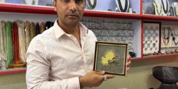 ಪೈರೈಟ್ ಕಲ್ಲಿನ ಪುಡಿ ಮತ್ತು ಏಳು ಕುದುರೆಗಳ ಚಿತ್ರವಿರುವ ವಾಸ್ತು ಫ್ರೇಮ್" (Pyrite Stone Powder and 7 Running Horses Vastu Frame)