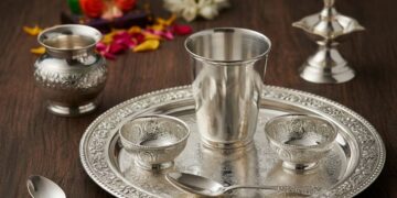 ಬೆಳ್ಳಿ ತಟ್ಟೆ ಮತ್ತು ಲೋಟದ ಚಿತ್ರ (Silver plate and glass set for dining)
