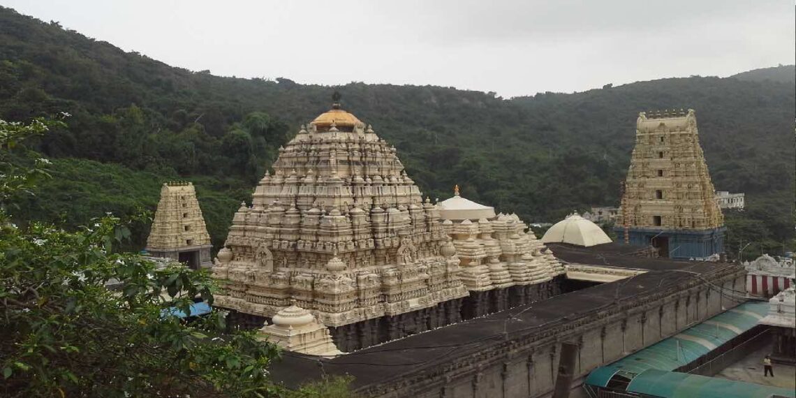 ವಿಶಾಖಪಟ್ಟಣಂನ ಸಿಂಹಾಚಲಂ ಬೆಟ್ಟದ ಮೇಲಿರುವ ಐತಿಹಾಸಿಕ ವರಾಹ ಲಕ್ಷ್ಮಿ ನರಸಿಂಹ ಸ್ವಾಮಿ ದೇವಸ್ಥಾನದ ರಾಜಗೋಪುರ ಮತ್ತು ಸುತ್ತಮುತ್ತಲಿನ ಹಸಿರು ಪರಿಸರದ ವೈಮಾನಿಕ ನೋಟ.