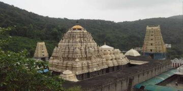 ವಿಶಾಖಪಟ್ಟಣಂನ ಸಿಂಹಾಚಲಂ ಬೆಟ್ಟದ ಮೇಲಿರುವ ಐತಿಹಾಸಿಕ ವರಾಹ ಲಕ್ಷ್ಮಿ ನರಸಿಂಹ ಸ್ವಾಮಿ ದೇವಸ್ಥಾನದ ರಾಜಗೋಪುರ ಮತ್ತು ಸುತ್ತಮುತ್ತಲಿನ ಹಸಿರು ಪರಿಸರದ ವೈಮಾನಿಕ ನೋಟ.