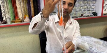 ಶುದ್ಧ ಸ್ಫಟಿಕ ಹಾರ ಮತ್ತು ಸ್ಫಟಿಕ ಲಿಂಗದ ಚಿತ್ರ - ಪ್ರಶಾಂತ ಮನಸ್ಸಿಗೆ ಸ್ಫಟಿಕ ಧಾರಣೆ.