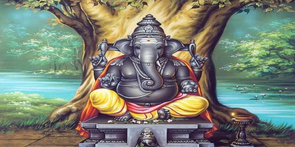 ಸುಂದರವಾದ ಪರಿಸರದ ಹಿನ್ನೆಲೆಯಲ್ಲಿ ತ್ರೈಲೋಕ್ಯ ಮೋಹನಕರ ಗಣಪತಿ