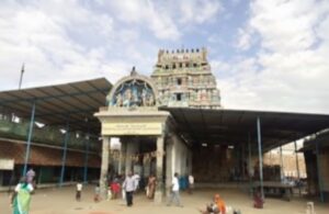 ತಿರುಪತ್ತುರ್ ಬ್ರಹ್ಮಪುರೀಶ್ವರರ್ ದೇವಾಲಯದ ಗೋಪುರ ಮತ್ತು ಮುಂಭಾಗದ ಆವರಣದ ನೋಟ