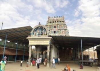 ತಿರುಪತ್ತುರ್ ಬ್ರಹ್ಮಪುರೀಶ್ವರರ್ ದೇವಾಲಯದ ಗೋಪುರ ಮತ್ತು ಮುಂಭಾಗದ ಆವರಣದ ನೋಟ