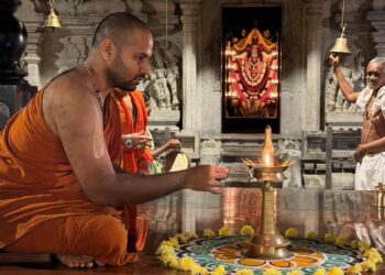 ಉಂಡಾರು ವಿಷ್ಣುಮೂರ್ತಿ ದೇವಾಲಯದಲ್ಲಿನ ಕಾರ್ತಿಕ ದೀಪೋತ್ಸವ ಕಾರ್ಯಕ್ರಮದಲ್ಲಿ ಭಾಗೀ ಆಗಿದ್ದ ಸೋದೆ ಮಠದ ವಿಶ್ವಲ್ಲಭ ತೀರ್ಥರು.