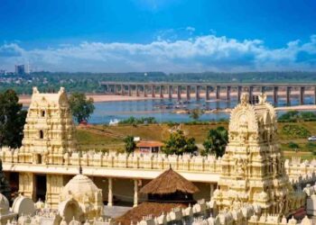 Wide-angle view of the historic Bhadrachalam Sri Sita Ramachandra Swamy Temple on the banks of Godavari River, Telangana.