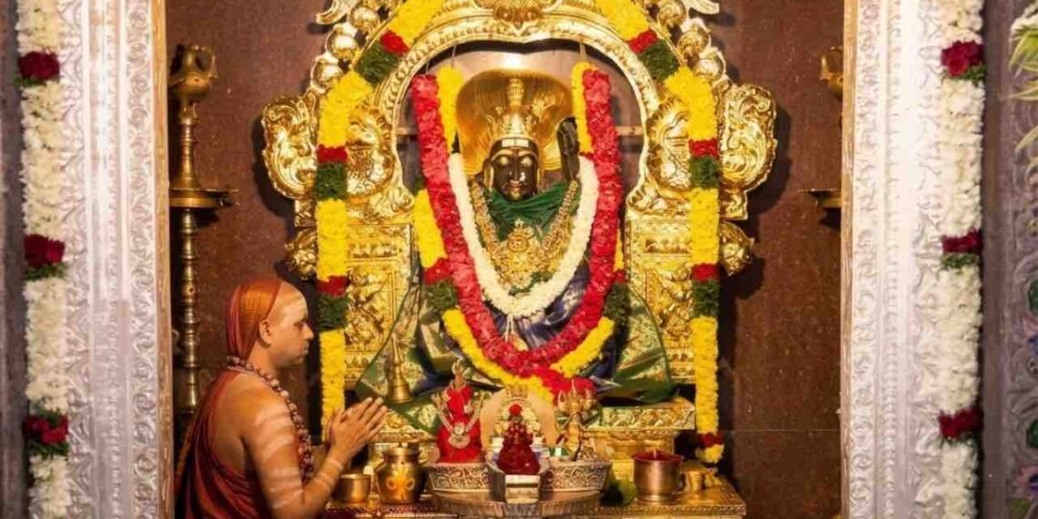 Sringeri Jagadguru Sri Vidhushekhara Bharati Swamiji offering prayers to Goddess Jogulamba Devi at Alampur temple.
