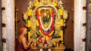 Sringeri Jagadguru Sri Vidhushekhara Bharati Swamiji offering prayers to Goddess Jogulamba Devi at Alampur temple.