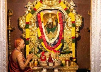 Sringeri Jagadguru Sri Vidhushekhara Bharati Swamiji offering prayers to Goddess Jogulamba Devi at Alampur temple.