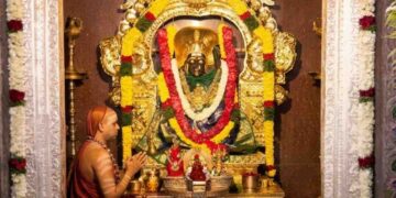 Sringeri Jagadguru Sri Vidhushekhara Bharati Swamiji offering prayers to Goddess Jogulamba Devi at Alampur temple.