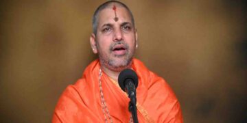 Dr Bhimsenacharya Atanur delivering a spiritual discourse on Adhika Masa significance.