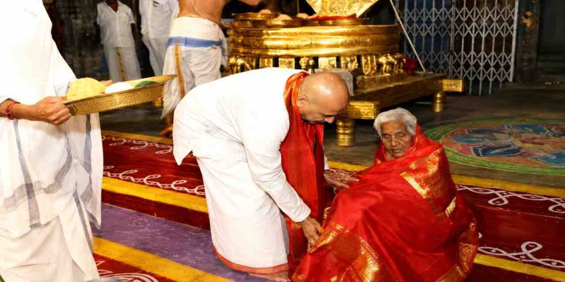 An elderly woman named Navaneethamma (116 years old) is ‌felicitated by TTD officer in Ranganayakula Mandapam.